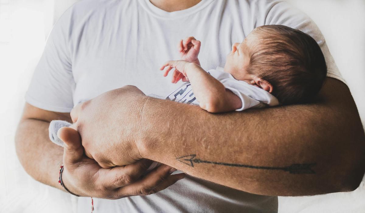 Baby bruger hænderne - 0-2 måneder