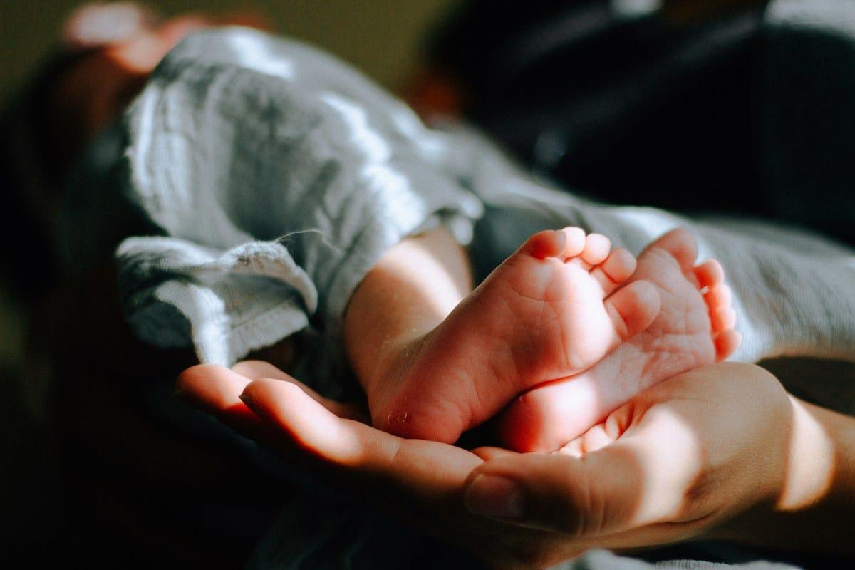 Baby har bevægelige ben - 0-2 måneder