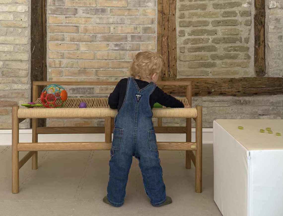 Baby går sidelæns ved møbler - 10 til 14 måneder