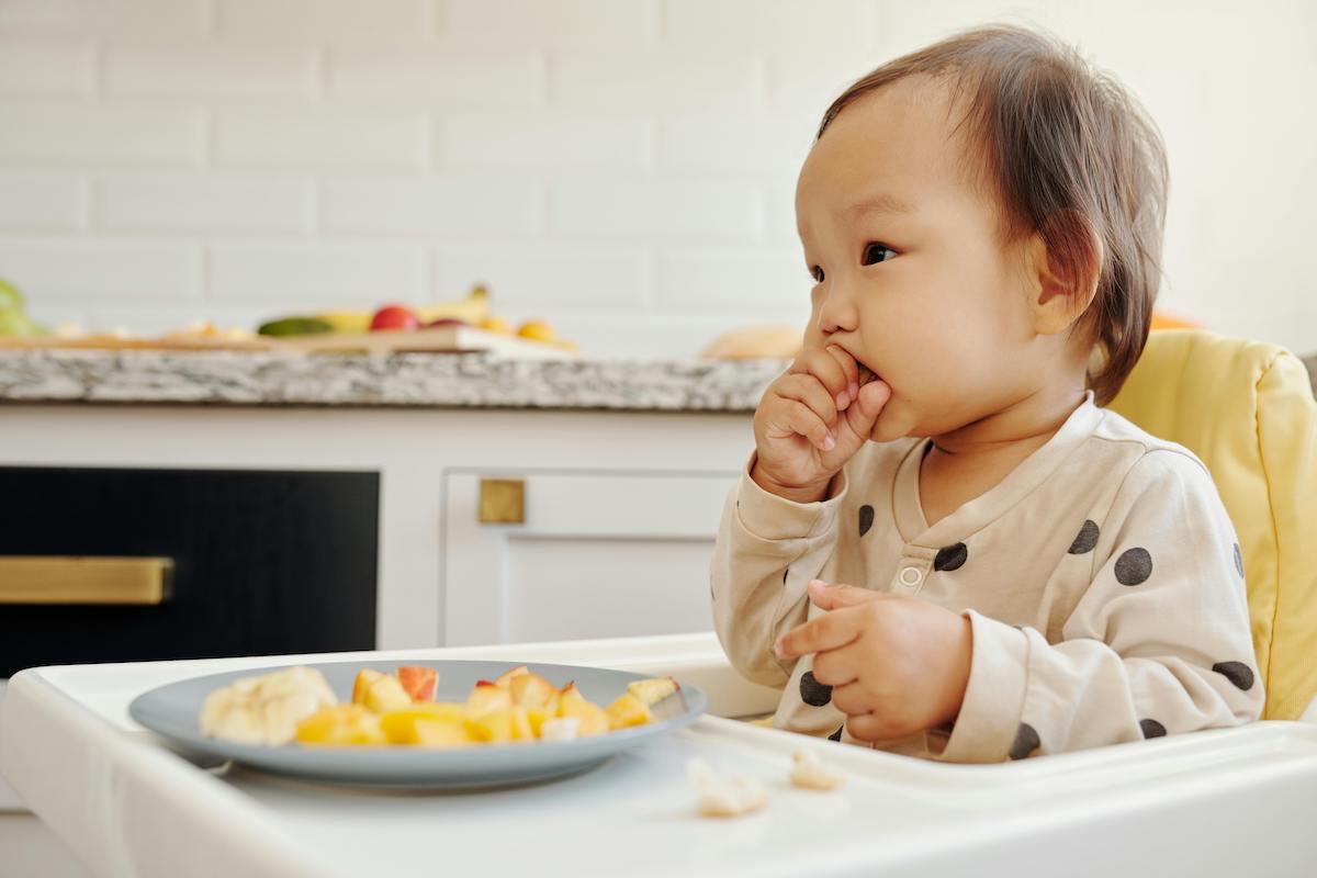 Baby begynder på mad - Den optimale siddestilling - 3 til 5 måneder