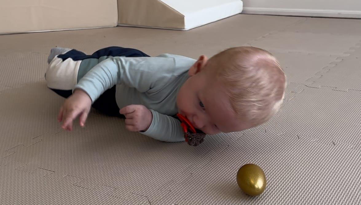 Baby triller fra ryg til mave - 3 til 5 måneder