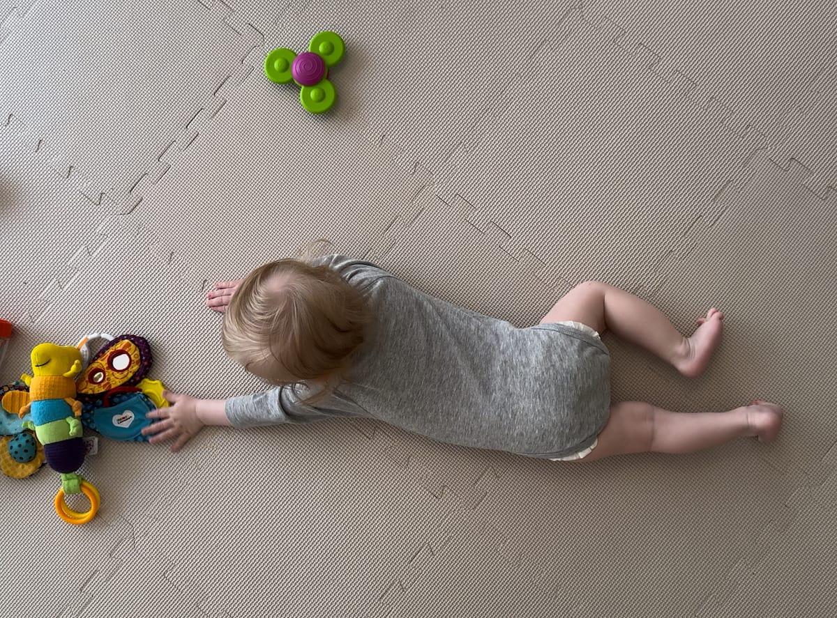 Baby har en aktiv faldreaktion - 6 - 8 måneder