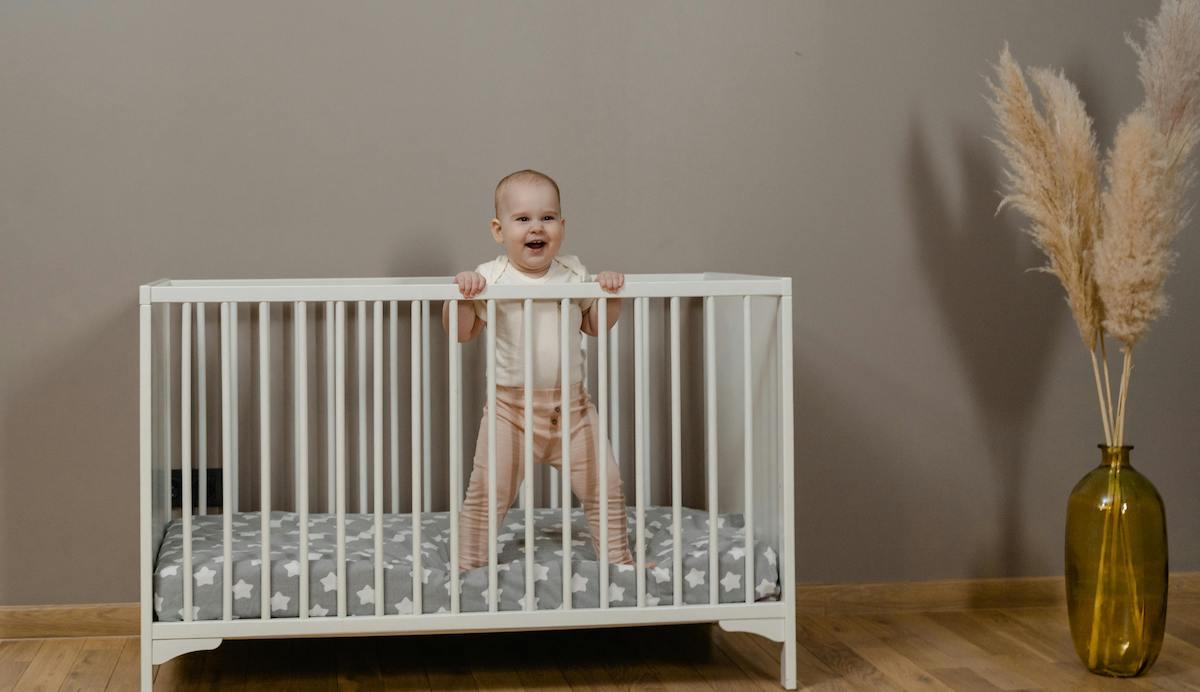 Baby rejser sig op - 8 - 10 måneder